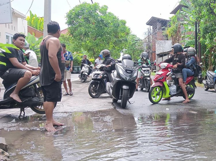 Penampakan Banjir di Kuta, Pemukiman Terendam-Bule Terobos Banjir