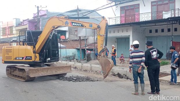 Penutupan Jalan Antang Raya Makassar karena perbaikan.