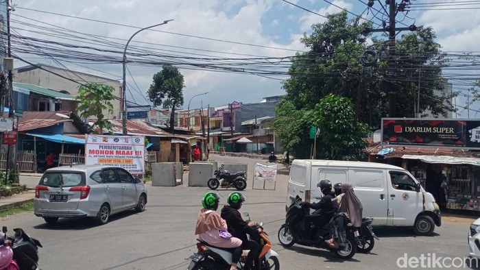 Penutupan Jalan Antang Raya Makassar karena perbaikan.