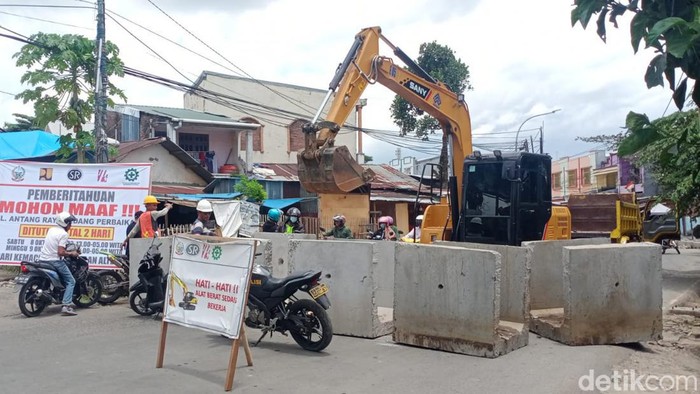 Penutupan ruas Jalan Antang Raya Makassar.