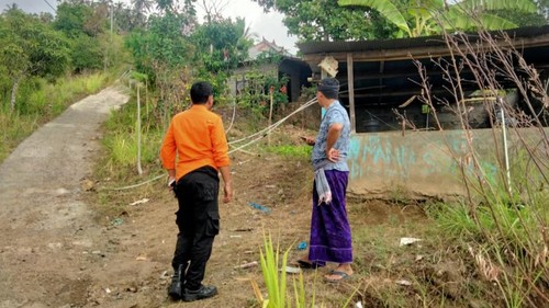 Petugas BPBD Karangasem saat melakukan pengecekan ke lokasi yang  akan digunakan sebagai tempat penampungan air bersih.