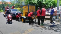 Petugas PUPR Badung melakukan penyedotan air di Jalan Kresna, Legian, Kuta. Foto: Triwidiyanti/detikBali