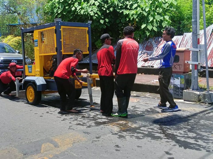 Petugas PUPR Badung melakukan penyedotan air di Jalan Kresna, Legian, Kuta.