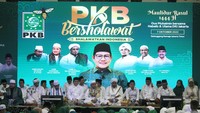 Ketua Umum Partai Kebangkitan Bangsa (PKB) Abdul Muhaimin Iskandar, bersama Habaib dan warga DKI Jakarta saat menghadiri acara bertajuk PKB Bersholawat di Gelanggang Remaja Jakarta Timur (GRJT), Jakarta, Jumat (7/10/2022).