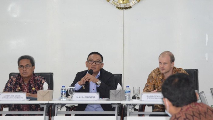 Plt Bupati Bogor Iwan Setiawan (tengah)