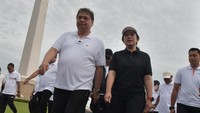 Ketua Dewan Pengurus Pusat (DPP) Bidang Politik dan Keamanan PDI Perjuangan Puan Maharani (kanan) bersama Ketua Umum Partai Golongan Karya Airlangga Hartarto (kiri) saat jalan santai di Monas, Jakarta, Sabtu (8/10/2022).