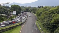 Antrean tersebut disebabkan tingginya volume kendaraan dari arah Jakarta menuju ke kawasan Puncak Bogor dan sekitarnya dalam rangka libur Maulid Nabi Muhammad SAW.
