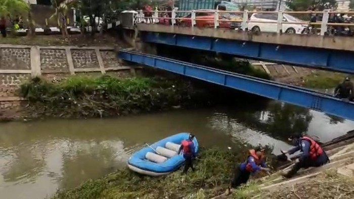 Proses pencarian kakek yang hanyut di sungai.