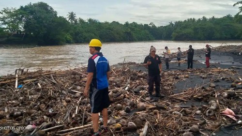 Proses pencarian korban yang diduga hanyut saat melintasi jembatan pada sungai atau Tukad Yeh Ho antara Desa Tibubiu, Kecamatan Kerambitan, dengan Desa Beraban, Kecamatan Selemadeg Timur, pada Sabtu (8/10/2022) sore.