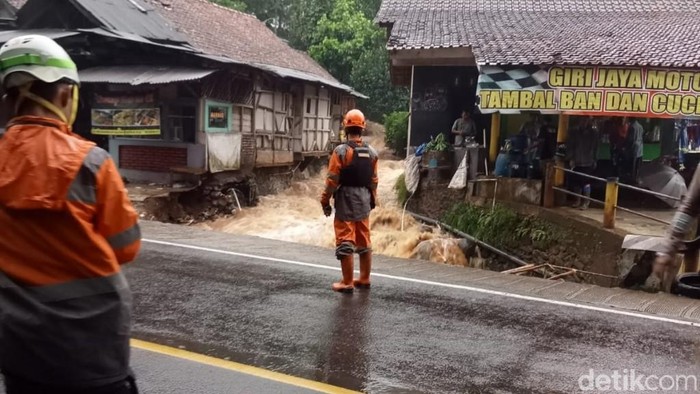 Proses pencarian pemotor yang hanyut terseret banjir di Cihaurbeuti Ciamis