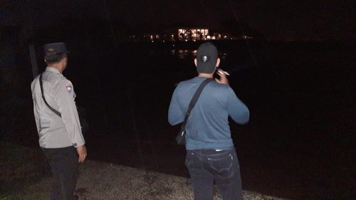 Proses pencarian perempuan yang dikabarkan hanyut terbawa air bah saat melintas di Tukad Yeh Ho, jembatan antara Desa Tibubiu dan Beraban, Tabanan, Bali, Jumat (7/10/2022) malam.