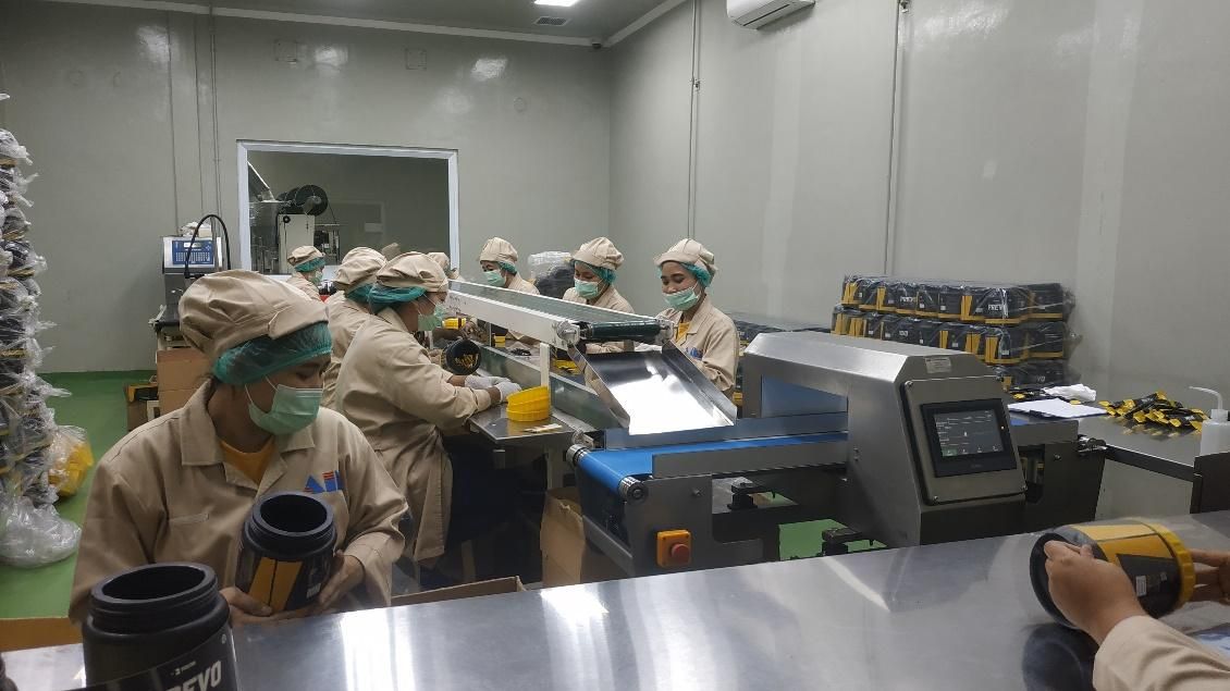 Proses pengemasan di pabrik
