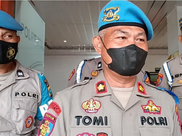 Kasi Propam Polrestabes Medan Kompol Tomi saat diwawancarai. Foto: Goklas Wisely/detikSumut