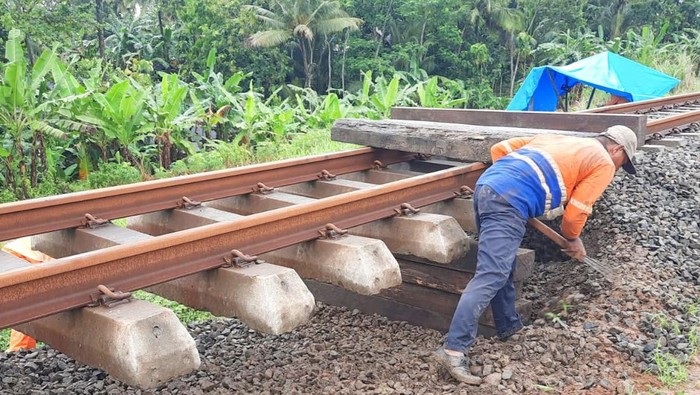 Rel Ambles 15 Meter di Jeruklegi-Kawunganten, Perjalanan KA Lumpuh
