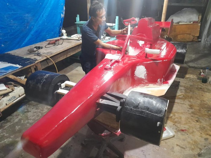 Eko Prayetno saat membuat replika mobil F1 dari barang bekas. Istimewa