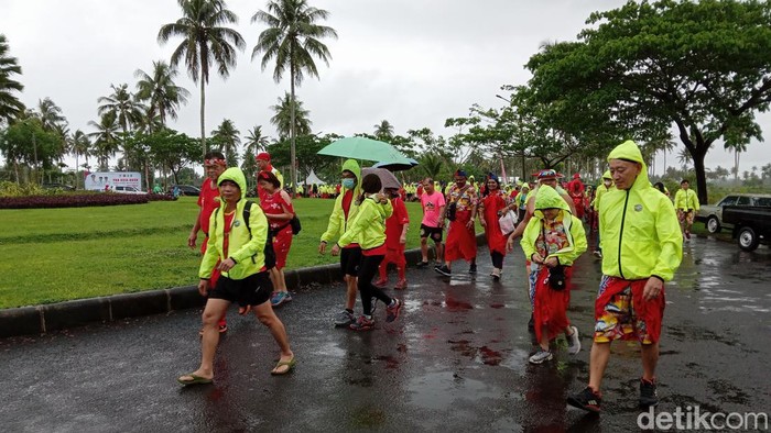Rombongan hasher atau pelari lintas alam di Pangandaran