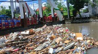 Sampah rumah tangga menumpuk di Kawasan Sungai Jembatan Naga Legian, Kuta, usai banjir melanda kawasan tersebut. Foto: Triwidiyanti/detikBali
