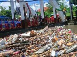 Sampah rumah tangga menumpuk di Kawasan Sungai Jembatan Naga Legian, Kuta, usai banjir melanda kawasan tersebut. Foto: Triwidiyanti/detikBali