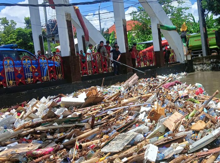 Sampah rumah tangga menumpuk di Kawasan Sungai Jembatan Naga Legian, Kuta, usai banjir melanda kawasan tersebut.