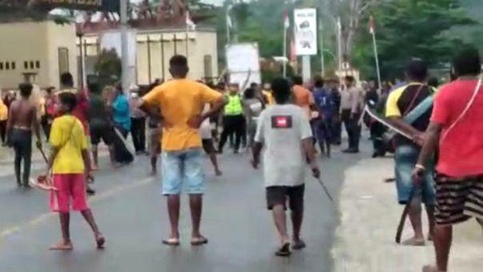 Sejumlah warga di Manokwari turun ke jalan sambil membawa golok.