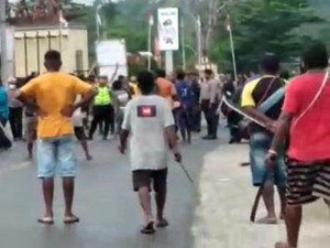 Horor Warga Manokwari Bawa Golok-Tutup Jalan Usai Keluarga Tewas Ditabrak