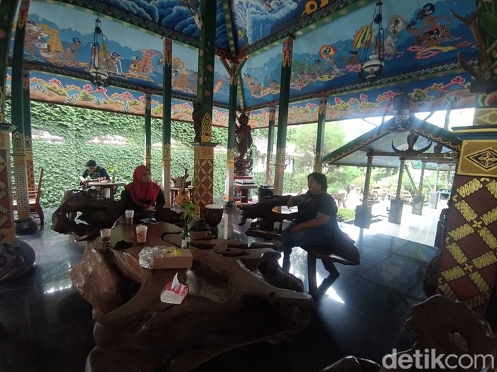 Sejumlah warung kopi di kawasan Borobudur, Magelang.