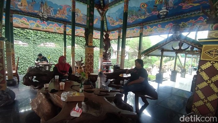 Sejumlah warung kopi di kawasan Borobudur, Magelang.