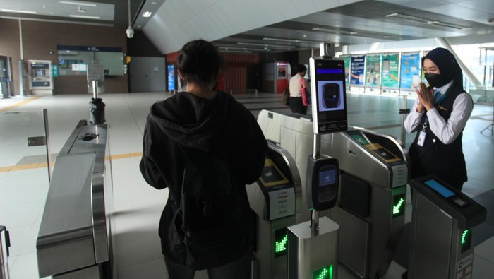 Stasiun MRT Asean Uji Coba Tiket Berbasis Pengenalan Wajah Alat pendeteksi wajah yang juga berfungsi sebagai tiket terpasang di stasiun MRT Asean, Jakarta, Sabtu (8/10/2022). Pemerintah Provinsi DKI Jakarta melakukan uji coba tiket dengan pengenalan wajah yang dilakukan di stasiun MRT Asean sebagai salah satu bentuk integrasi transportasi di Ibu Kota yang memanfaatkan sistem berbasis account based ticketing (ABT). ANTARA FOTO/Reno Esnir/hp. *** Local Caption ***