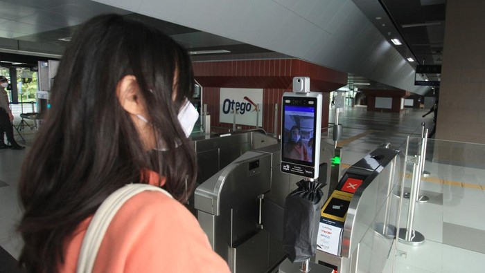 Stasiun MRT Asean Uji Coba Tiket Berbasis Pengenalan Wajah Alat pendeteksi wajah yang juga berfungsi sebagai tiket terpasang di stasiun MRT Asean, Jakarta, Sabtu (8/10/2022). Pemerintah Provinsi DKI Jakarta melakukan uji coba tiket dengan pengenalan wajah yang dilakukan di stasiun MRT Asean sebagai salah satu bentuk integrasi transportasi di Ibu Kota yang memanfaatkan sistem berbasis account based ticketing (ABT). ANTARA FOTO/Reno Esnir/hp. *** Local Caption ***