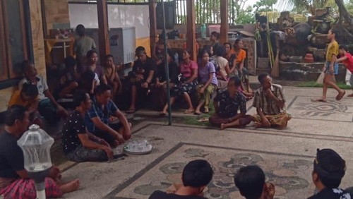 Suasana di rumah duka mendiang I Gede Durga Wira Darma di Banjar Dinas Kangin, Desa Seraya Timur, Kecamatan dan Kabupaten Karangasem, Sabtu (8/10/2022). (I Wayan Selamat Juniasa/detikBali)