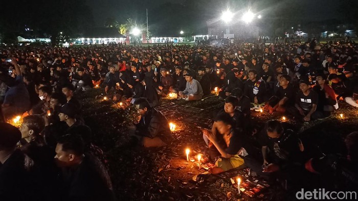 Aliansi suporter sepakbola hingga budayawan di Blitar menggelar doa bersama di Alun-alun Kota Blitar. Suasana haru menyelimuti doa bersama tujuh harian Tragedi Kanjuruhan.