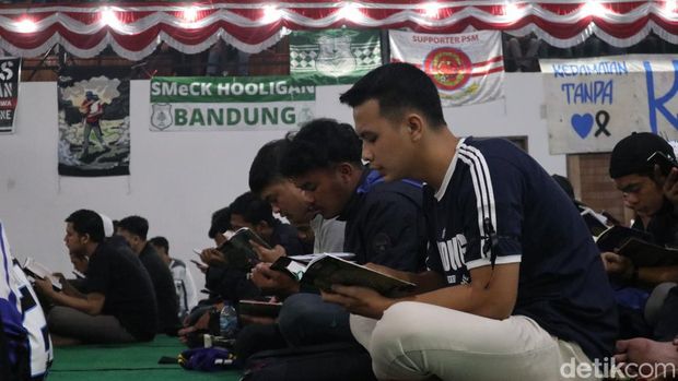 Suporter sepak bola turut mendoakan korban tragedi Kanjuruhan dalam 'Dari Kami Untuk Malang' di Bandung
