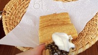 67 Pall Mall sendiri merupakan klub para pencinta wine. Di restorannya, mereka menyajikan aneka makanan enak. Salah satunya paduan caviar dengan you tiao atau populer dengan sebutan cakwe ini.