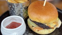 Dari kategori burger, 67 Pall Mall punya pilihan Wagyu burger atau Impossible burger yang dibuat dengan daging nabati. Pelengkapnya kentang goreng dan mayonnaise!
