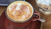 Santap siang Syahrini makin sempurna ditutup dengan kopi dan dessert. Ada dark chocolate fondant yang ia nikmati bersama buah berry segar dan es krim pistachio. Nyamm!