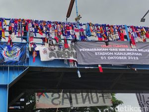 Duka Kanjuruhan, Ratusan Syal Arema Diikat di Jembatan Penyeberangan Malang