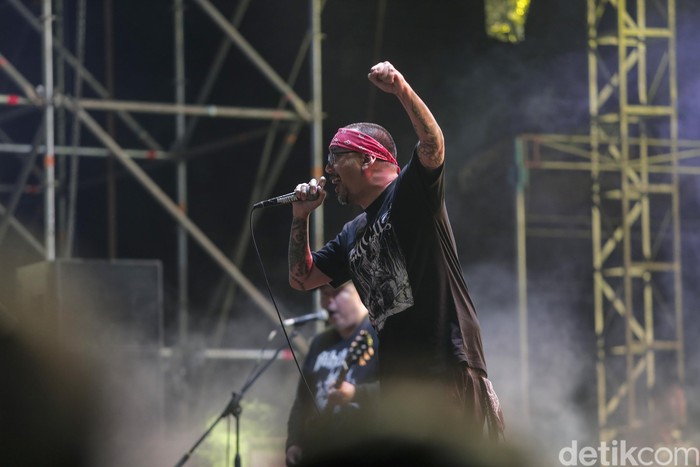 Grup musik cadas Seringai tampil pada hari pertama Synchronize Fest 2022 di Gambir Expo Kemayoran, Jakarta, Jumat (7/10/2022). Band yang digawangi Arian ini berhasil membuat penonton headbang.