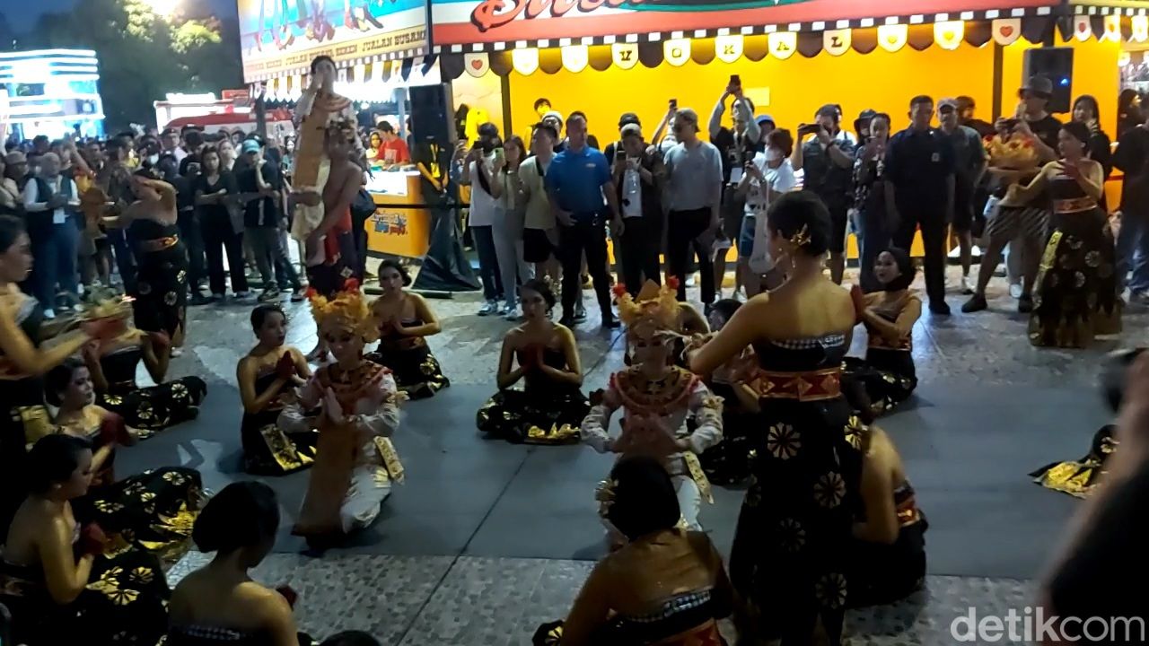 Tari Bali ditampilkan di arena Gambir Expo Kemayoran dalam gelaran Synchronize Fest 2022 hari kedua, Sabtu (8/10/2022).