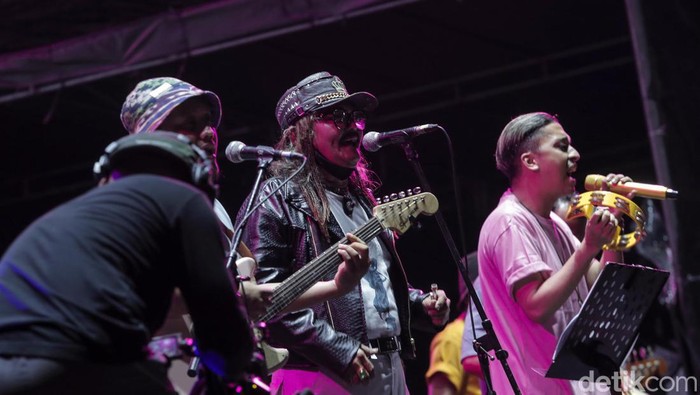 Musisi Jhonny Iskandar tampil bersama Orkes Nunung CS pada hari pertama Synchronize Fest 2022 di Gambir Expo Kemayoran, Jakarta, Jumat (7/10/2022). Dalam penampilannya malam tadi sejumlah tembang seperti Judul-judulan, Cinta Melulu, Secangkir Kopi, Bukan Pengemis Cinta mampu menghipnotis para penikmat musik.
