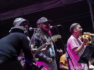 Deretan Lagu Populer Jhonny Iskandar Identik Kaca Mata Berantai-Cincin Akik