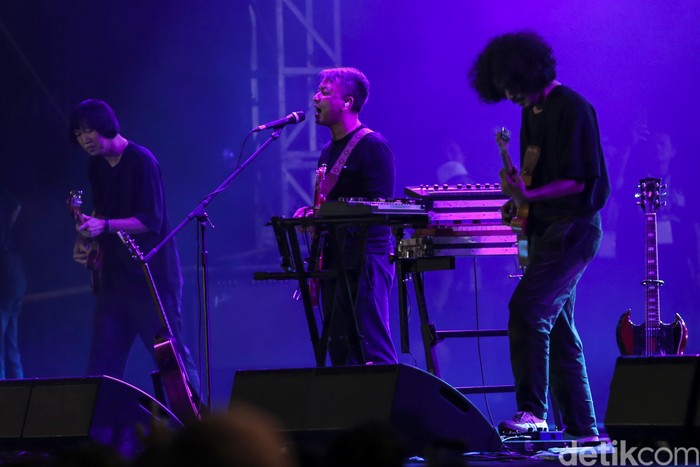 Synchronize Fest 2022 Grup musik Efek Rumah Kaca tampil pada hari pertama Synchronize Fest 2022 di Gambir Expo Kemayoran, Jakarta, Jumat (7/10/2022). Dalam penampilannya ini, Efek Rumah Kaca membawakan sejumlah lagu seperti Desember, Seperti Rahim Ibu, Melankolia dan sejumlah lagu mereka yang populer.