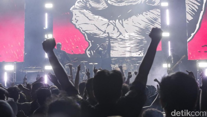 Grup musik cadas Seringai tampil pada hari pertama Synchronize Fest 2022 di Gambir Expo Kemayoran, Jakarta, Jumat (7/10/2022). Band yang digawangi Arian ini berhasil membuat penonton headbang.