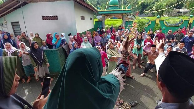 Tabur uang saat merayakan hari Maulid Nabi Muhammad SAW di Karangasem.