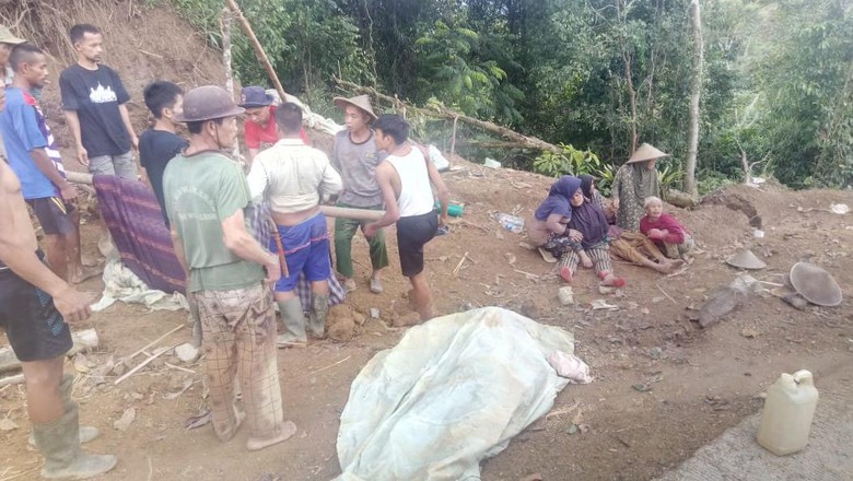 Tanah longsor di Desa Citorek Tengah, Cibeber, Lebak, Banten tewaskan dua warga perempuan, Sabtu (8/10/2022).