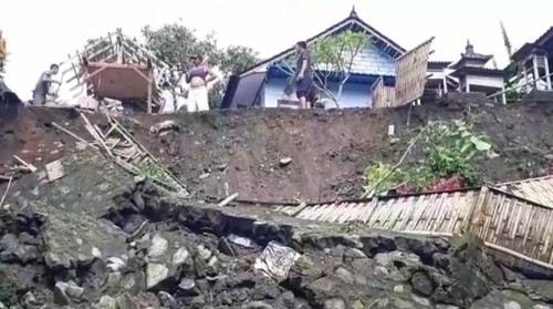Tebing setinggi 10 meter di sebelah rumah Gede Badiasa (32), warga Lingkungan Bilukpoh Kangin, Kelurahan Tegal Cangkring, Kecamatan Mendoyo, Jembrana, longsor setelah hujan deras terjadi, Jumat malam (7/10/2022)