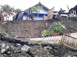 Pondasi Pagar-Tembok Rumah Warga di Jembrana Jebol Diterjang Longsor