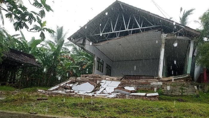 Tembok SD di Pandeglang, Banten roboh.