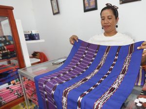 Tenun Selaru Datangkan Cuan Puluhan Juta per Bulan