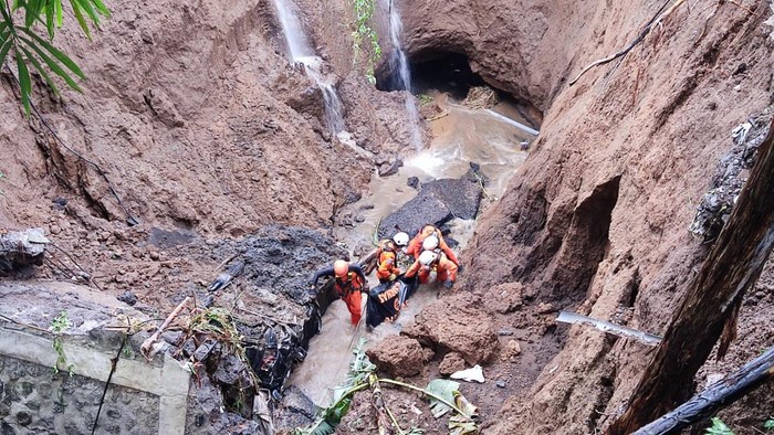Tiga orang tewas akibat jalan amblas di Gunaksa, Kelurahan Cempaga, Bangli, BalI, Sabtu (8/10/2022) pagi. Dua unit mobil turut terperosok. Tiga orang tewas akibat jalan amblas di Gunaksa, Kelurahan Cempaga, Bangli, BalI, Sabtu (8/10/2022) pagi. Dua unit mobil turut terperosok.