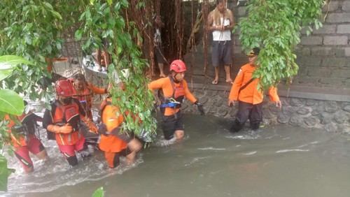 Tim SAR gabungan melakukan pencarian dan mengevakuasi satu orang korban tewas  terseret arus air sungai meluap di Jalan Bung Tomo 10, Kota Denpasar, Bali, Sabtu (8/10/2022).